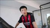 身穿一套米兰球衣！张雪峰此前在公司用跑步机备战马拉松