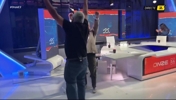 嗨了🤣加泰罗尼亚电视台TV3的记者们庆祝皇马欧冠被淘汰