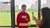 直播吧为韦世豪颁奖：不能在球场上乱发脾气了，有时一起打麻将~