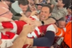 赖斯和球迷们一起庆祝球队晋级欧冠决赛🤩🔴⚪️