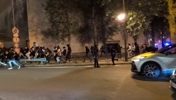 大巴黎晋级决赛！巴黎球迷向警方投掷烟花爆竹发生骚乱！