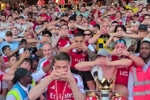 阿森纳官方晒视频：约克雷斯标志性动作，与球迷一起庆祝英超冠军