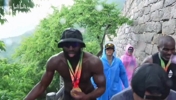 野兽身材！杰伦布朗中国行雨天爬长城，暴雨中做俯卧撑！